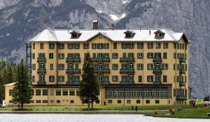 mountain hotel 1567013 1920